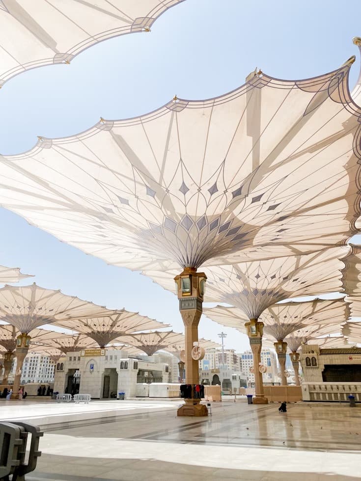 Die atemberaubenden, ausfahrbaren Sonnenschirme der Prophetenmoschee in Medina spenden den Pilgern den so dringend benötigten Schatten.